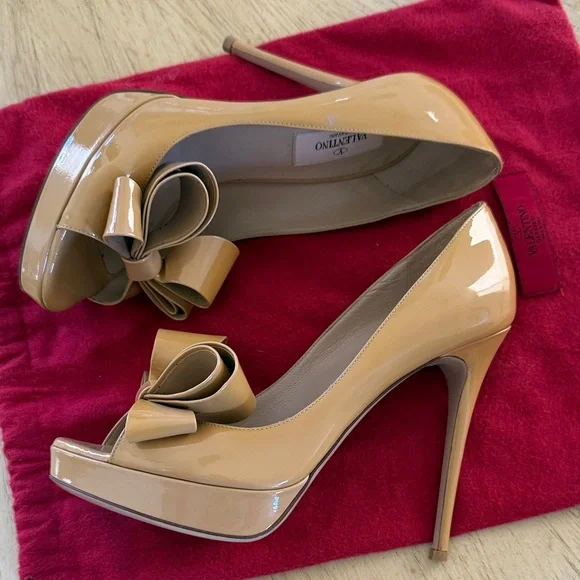 Valentino Women's Tan Patent Bow Heels - Picture 3 of 7